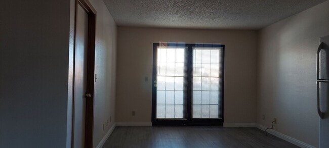 Building Photo - DOWNSTAIRS UNIT. 1 BEDROOM AND 1 BATHROOM....
