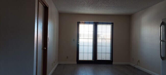 Foto del edificio - DOWNSTAIRS UNIT. 1 BEDROOM AND 1 BATHROOM....