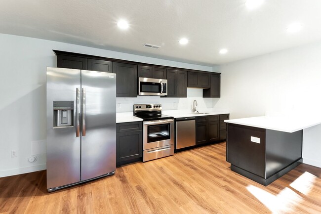 Building Photo - Remodeled Vineyard Townhome w/ 2 Car Garage