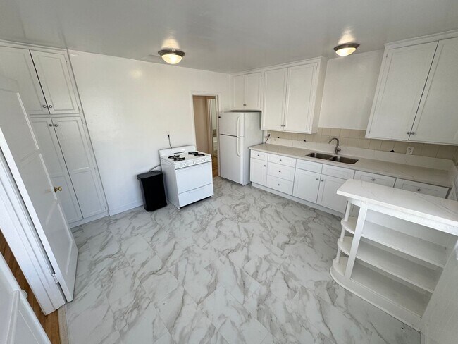 Foto del edificio - Quaint 3 bedroom Apt Home on 439-443 N. Spaulding Ave.