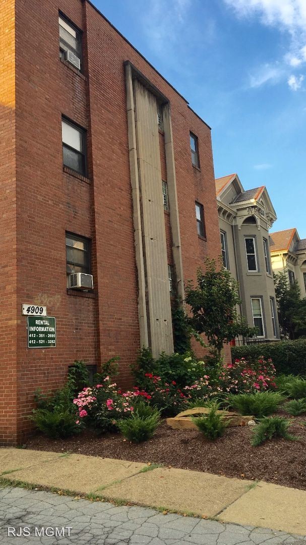 Building Photo - 1 br, 1 bath Apartment - 4909 CENTRE AVE
