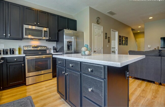 Building Photo - Beautiful Townhome in a Great Neighborhood.