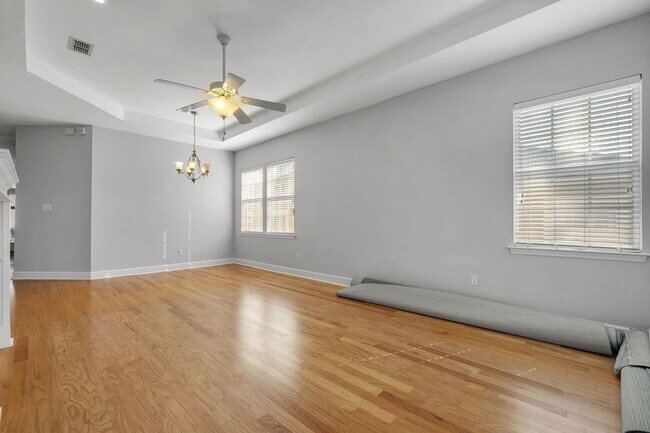 Foto del edificio - Townhome with Garage Near the Parkway