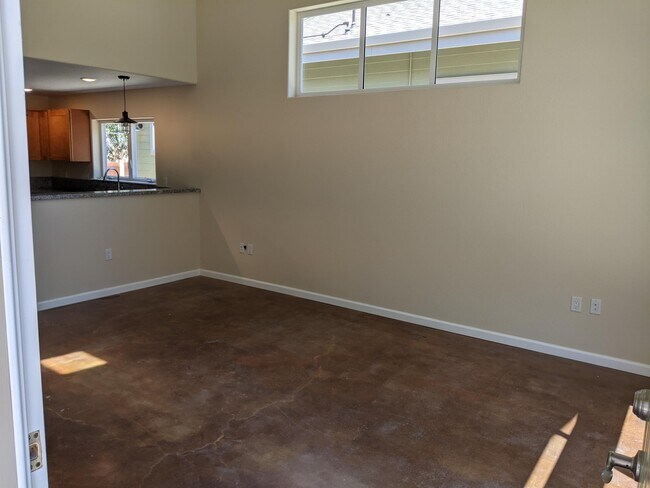 Building Photo - 327 Golf Club Dr