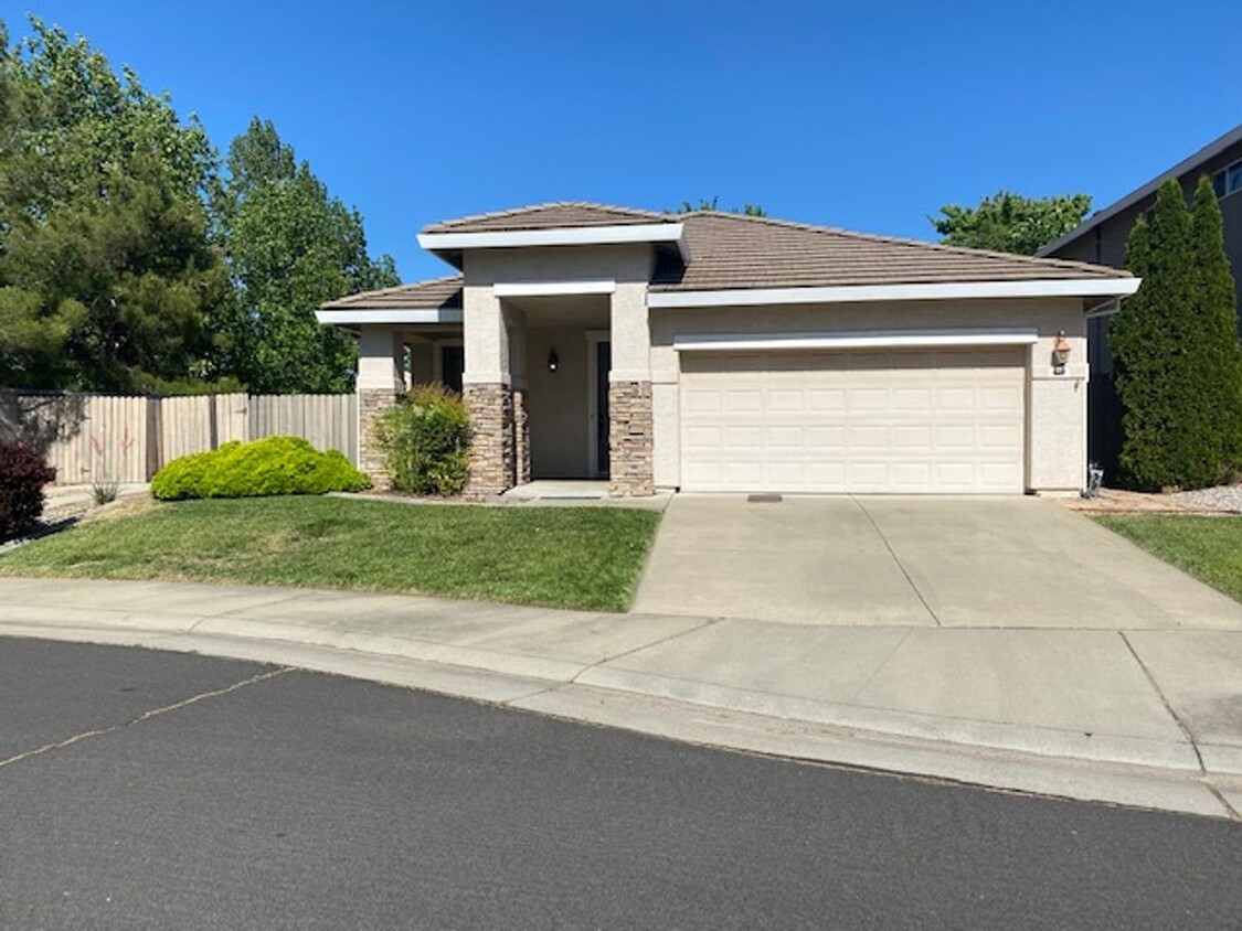 Primary Photo - Roseville home close to shopping & area park
