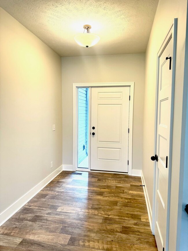 Building Photo - Spacious Ranch Home  5 Bedrooms  3 Bathrooms  3,163 Finished Sq Ft