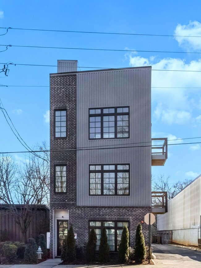 Building Photo - 417 E College Ave