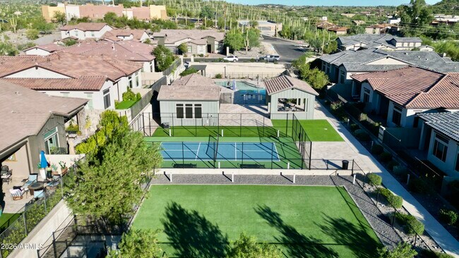 Foto del edificio - 38500 N School House Rd