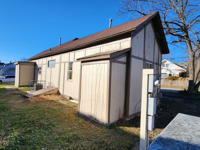 Building Photo - Spacious 3-Bedroom, 2-Bathroom Home AVAILA...