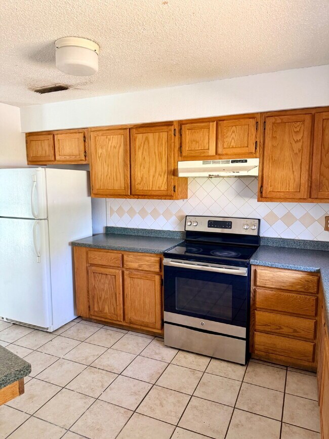 Building Photo - Large 3 Bedroom, 2 Bathroom, Pool Home For Rent.
