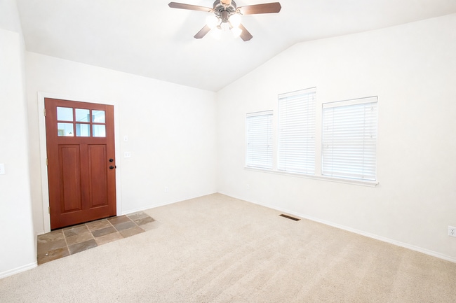 Building Photo - Beautiful 2x2.5 townhouse in NW Crossing!