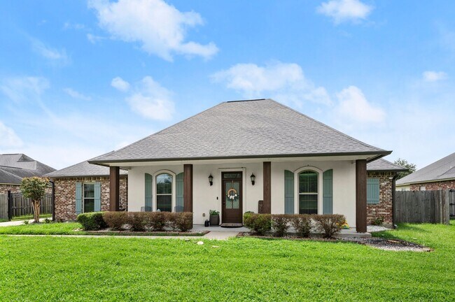 Foto del edificio - Custom 4 bedroom 3 bath open triple split ...