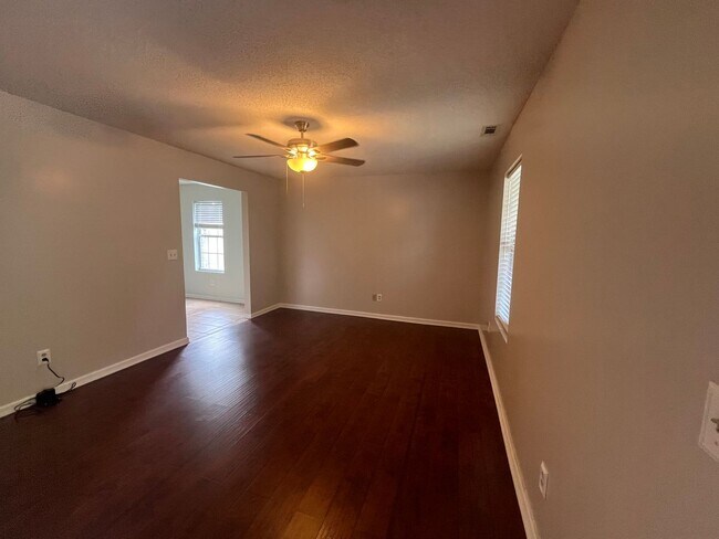 Building Photo - 3 Bedrooms, 2 Bathrooms - Townhome in Rome!