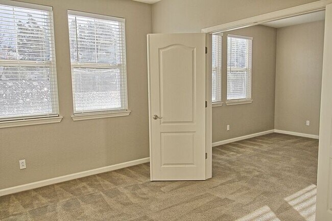 Building Photo - 748 W La Canada Ave