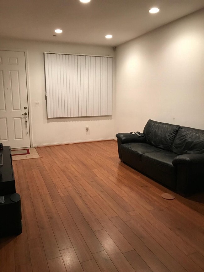 9635 Woodman Ave Unit 17, Arleta, CA 91331 Apartments in Arleta, CA