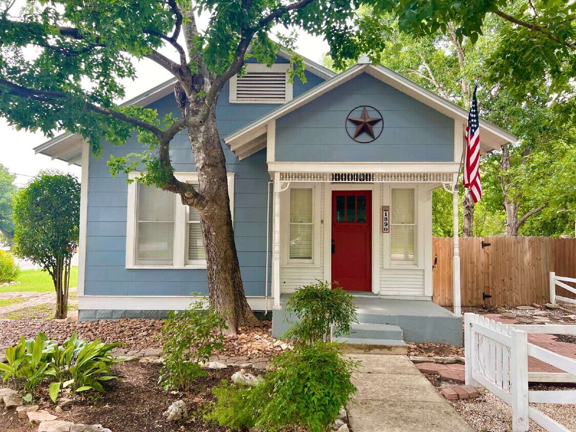 Primary Photo - Charming 2 Bedroom, 2 Bath Home on Corner ...