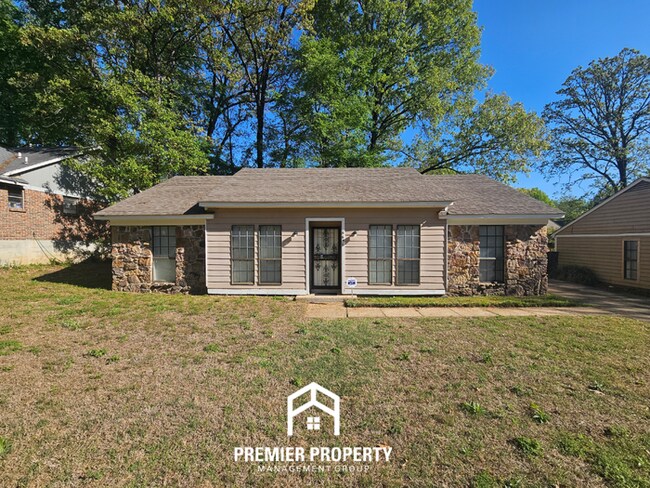 Modern 3BR/2BA Memphis Home | Vaulted Ceilings, Hardwood Floors & Dual Dining - Modern 3BR/2BA Memphis Home | Vaulted Ceilings, Hardwood Floors & Dual Dining