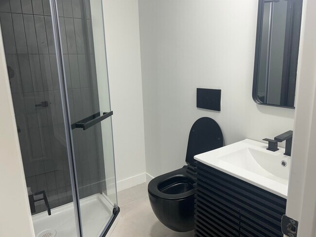 Foto del edificio - 437 Bramhall Ave