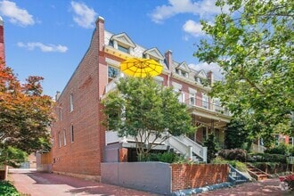 Building Photo - 519 8th St NE