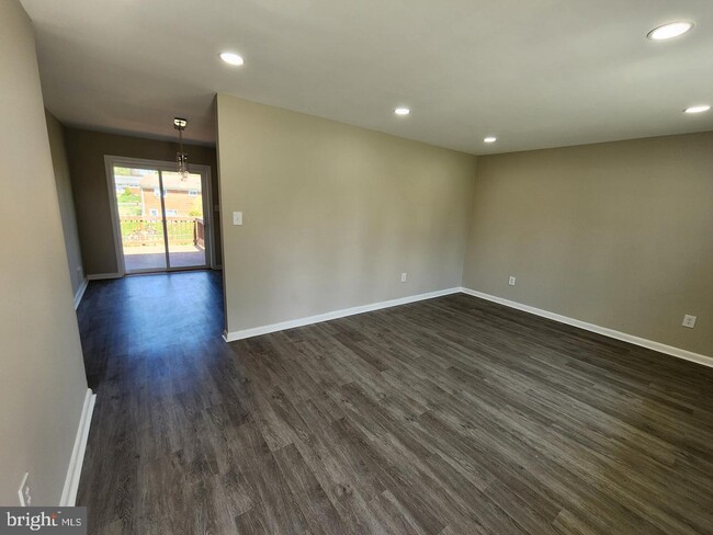 Building Photo - 3917 Egan Dr