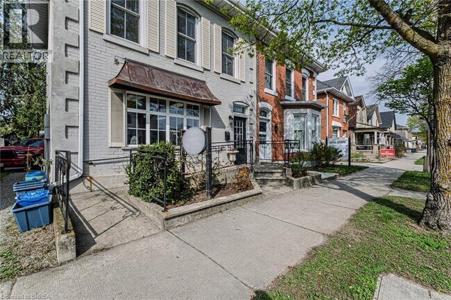 Photo du bâtiment - 180 Brant Ave