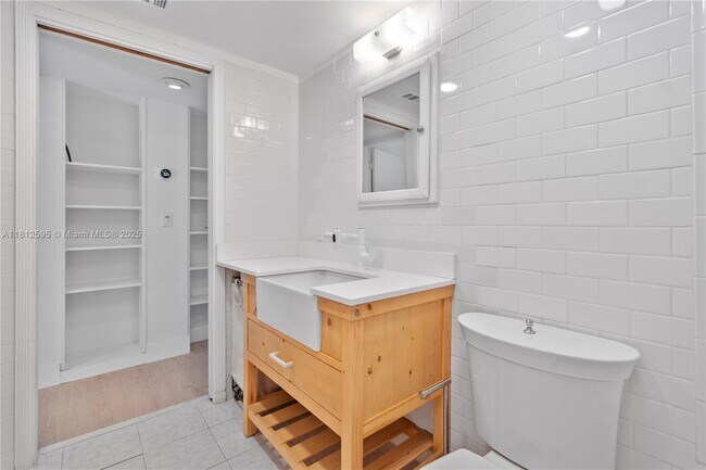 Foto del edificio - 6886 N Kendall Dr