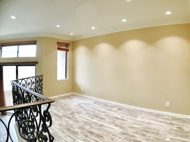 Foto del edificio - Beautiful Townhouse in Prime Glendale Area!