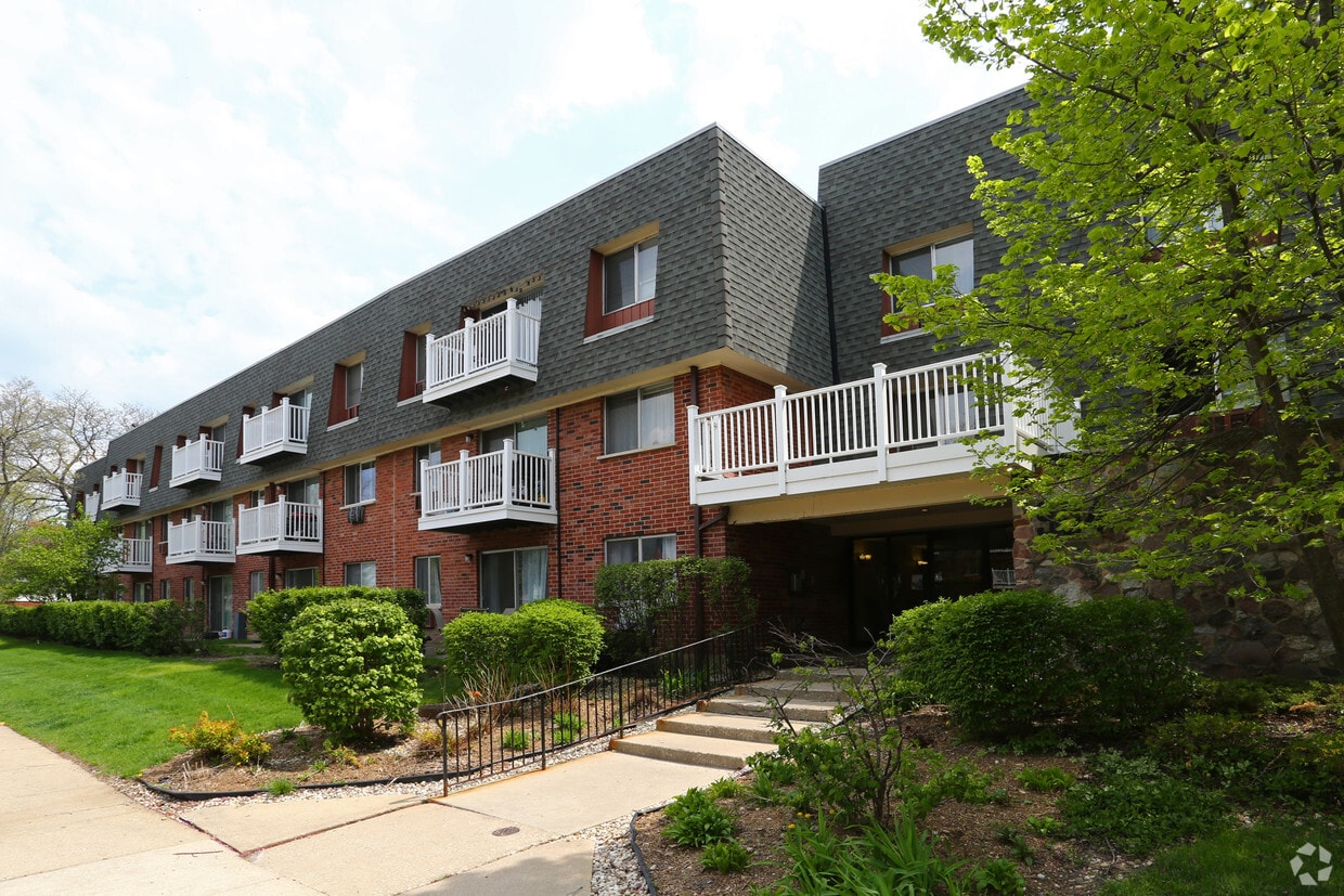 Terraces of Elk Grove Apartments in Elk Grove Village, IL