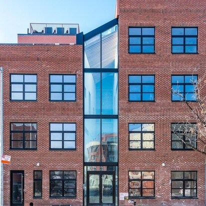 En el exterior - Nuevo edificio! - 555 Graham Ave