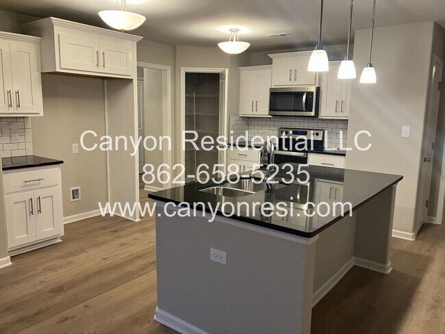 Building Photo - Take a look at this 3BR 2BA in great area ready for move in!