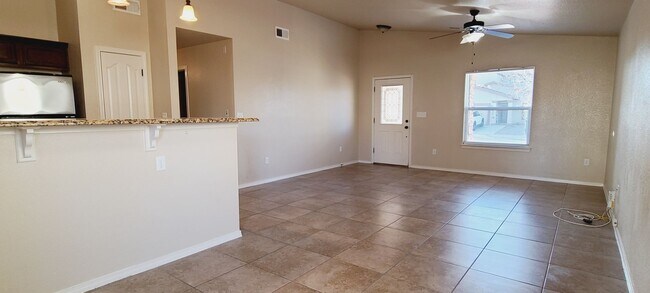 Foto del edificio - Gorgeous 3 bedroom 2 bath home in East El ...