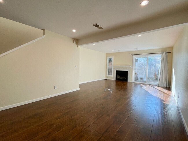 Building Photo - Fresh 2 Bedroom 2.5 Bath Townhome in Downt...
