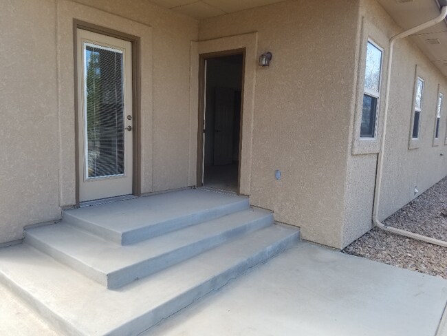 Building Photo - 725 Woodridge Court