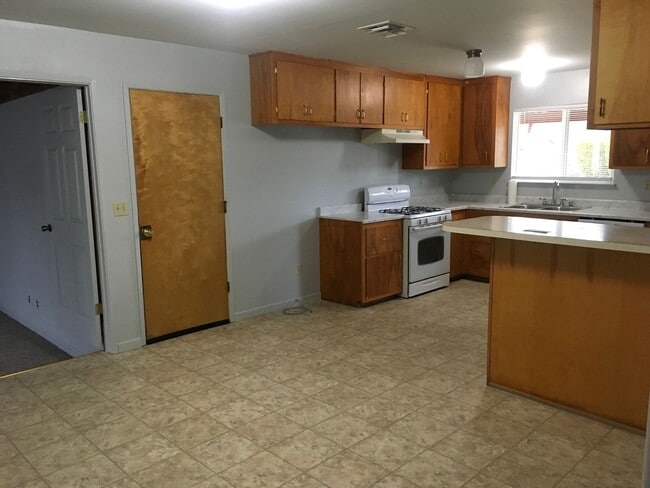 Foto del edificio - South Redding 3 Bedroom Home