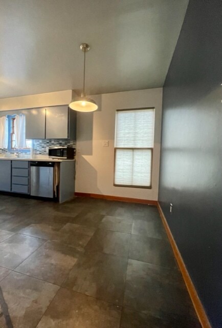 Building Photo - 1401 E 33rd St