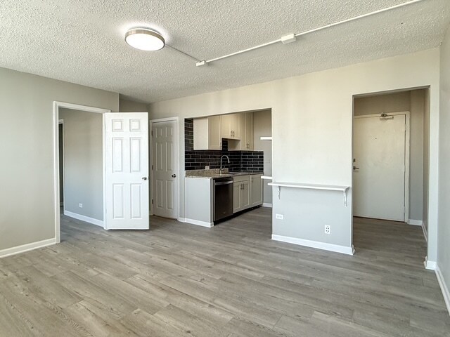 Foto del edificio - 2740 N Pine Grove Ave