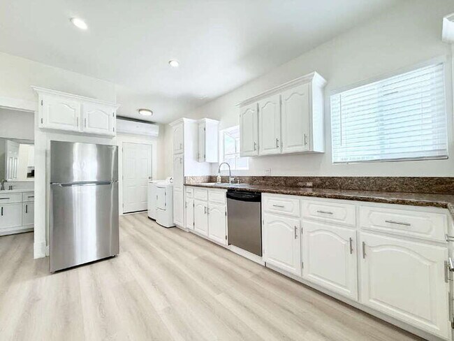 Building Photo - 1313 W 84th Pl