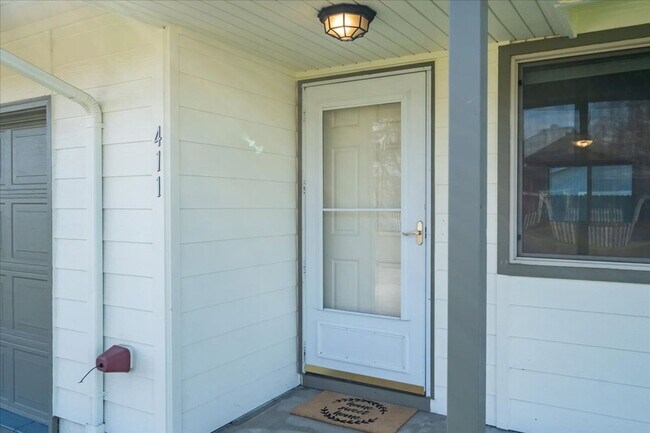 Foto del edificio - 411 E 3rd St