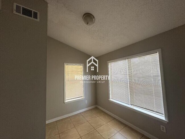 Foto del edificio - 2229 Woodfield Park Rd