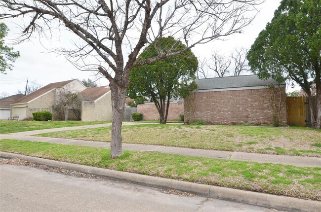 Building Photo - 2023 Woodland Springs St