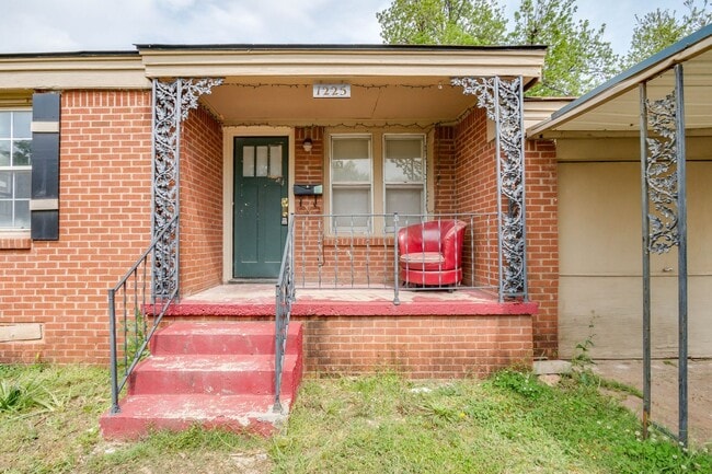 Building Photo - Remodeled three bed/one bath home in the heart of Carverdale