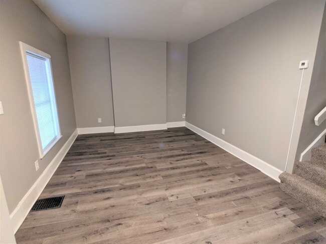 Building Photo - Spacious 3 bed 1.5 bath duplex in Indianap...