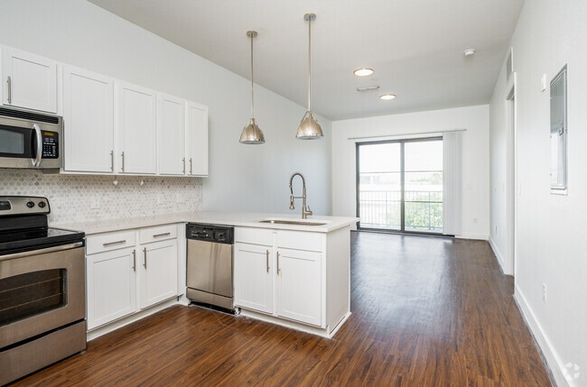 1BR, 1BA - 741SF - Kitchen - Rise Lakeview