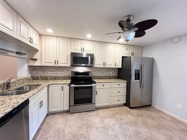 Building Photo - Gorgeous 2/2 Spacious Condo with a Bonus R...