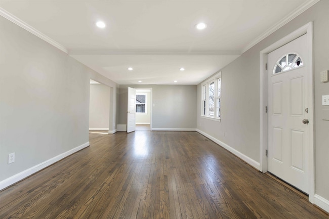 Building Photo - Central Spacious Rockville Metro 5 BR Single Family Home Pets Welcome