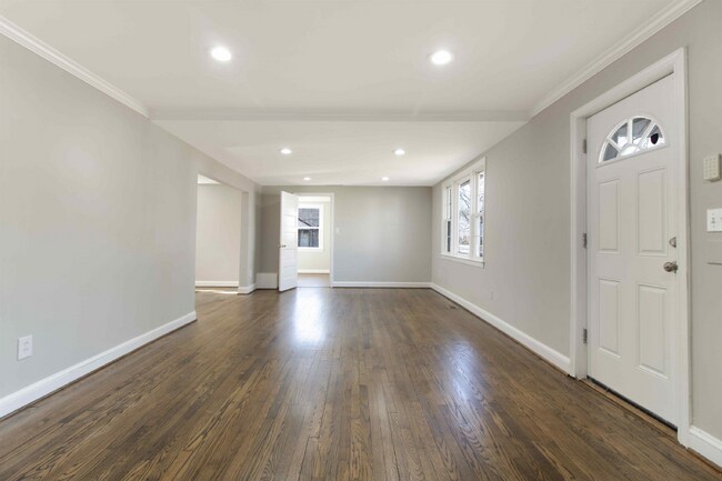 Foto del edificio - Central Spacious Rockville Metro 5 BR Single Family Home Pets Welcome