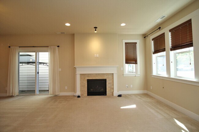 Building Photo - Gorgeous 2015 custom construction 4 Bed/2....