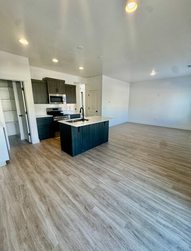 Foto del edificio - 5649 South Aaron Ln