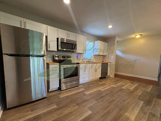 Building Photo - SINLGE FAMILY HOME IN RAYTOWN!!!