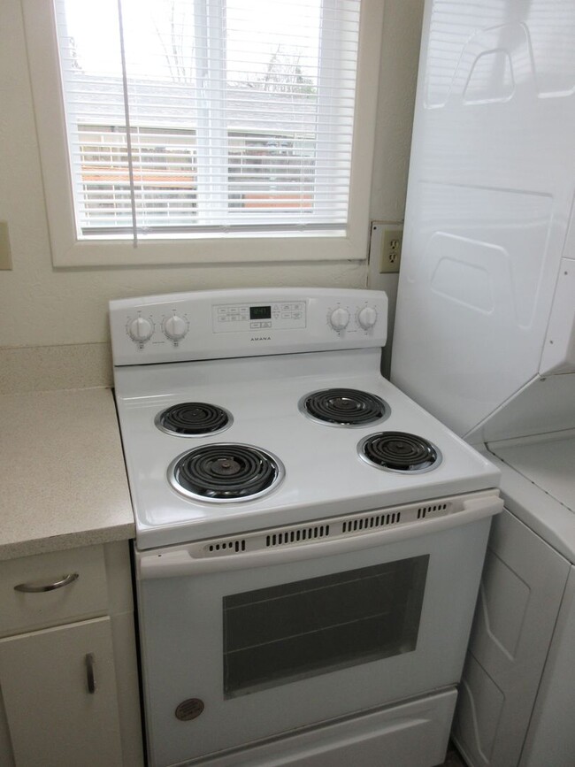 Foto del edificio - One Bedroom House, Water, Sewer and Garbag...
